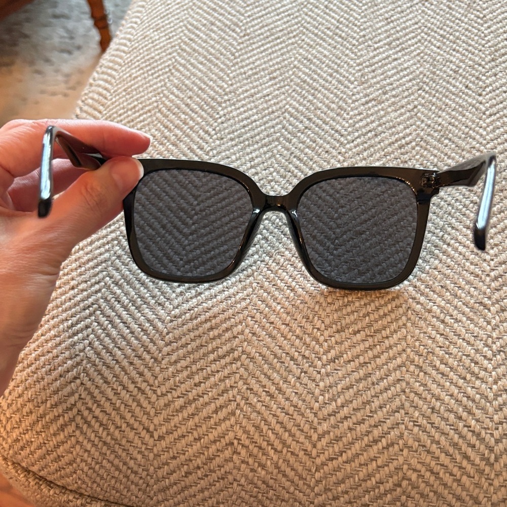 Stylish Black Sunglasses - Picture 3 of 4
